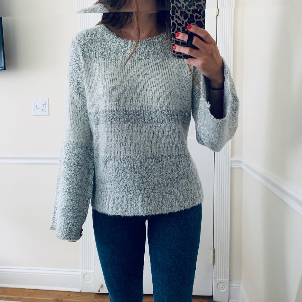 Cute bell sleeve sweater - Picture 2 of 3